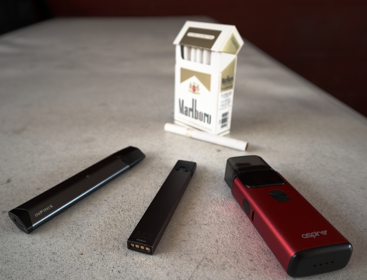 bigstock-Vapes-Juul-Aspire-Breeze